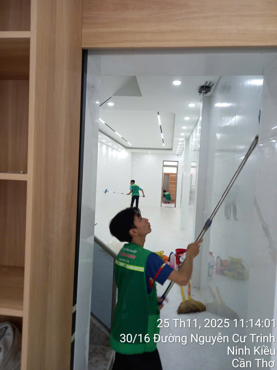 Đội vệ sinh Thành Đồng Group lau kính nội thất tòa nhà tại đường Nguyễn Cư Trinh, Ninh Kiều, Cần Thơ