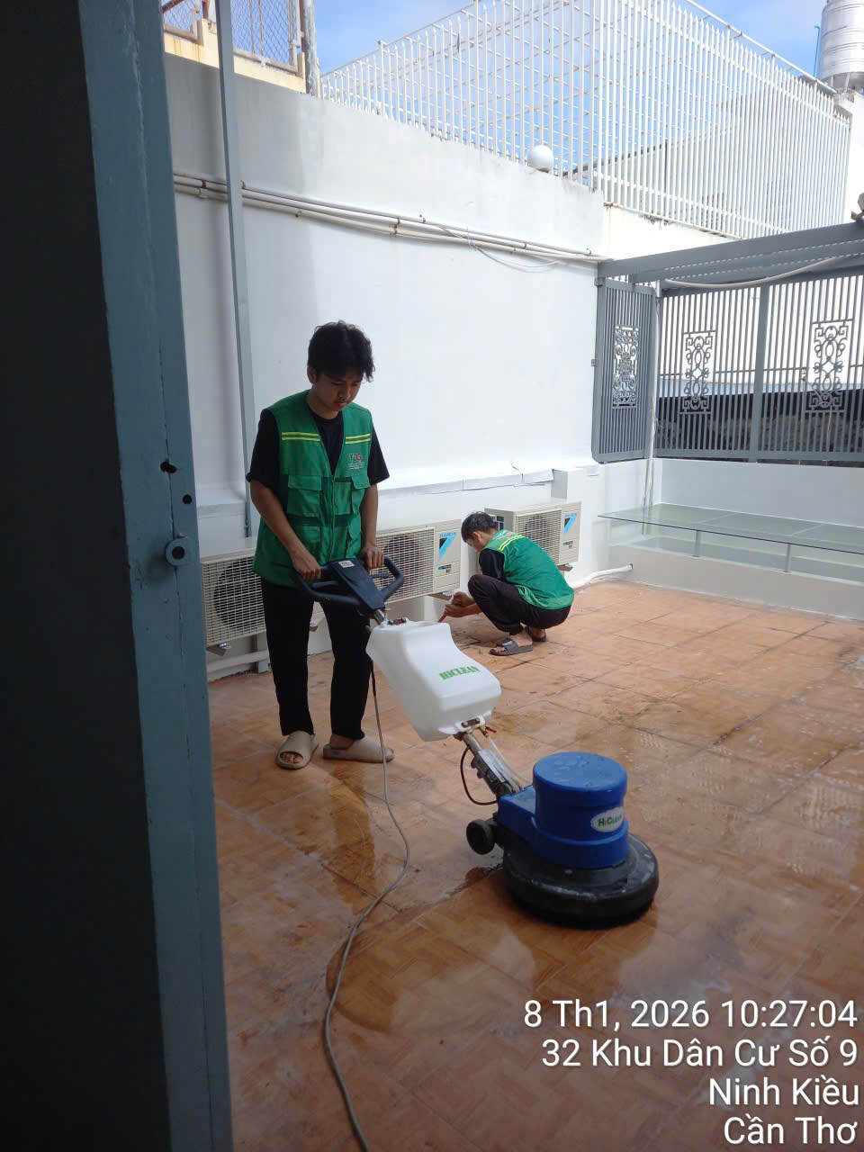 Nhân viên Thành Đồng Group chà sàn đá granite bằng máy chà sàn HiClean tại Khu Dân Cư Số 9, Ninh Kiều, Cần Thơ
