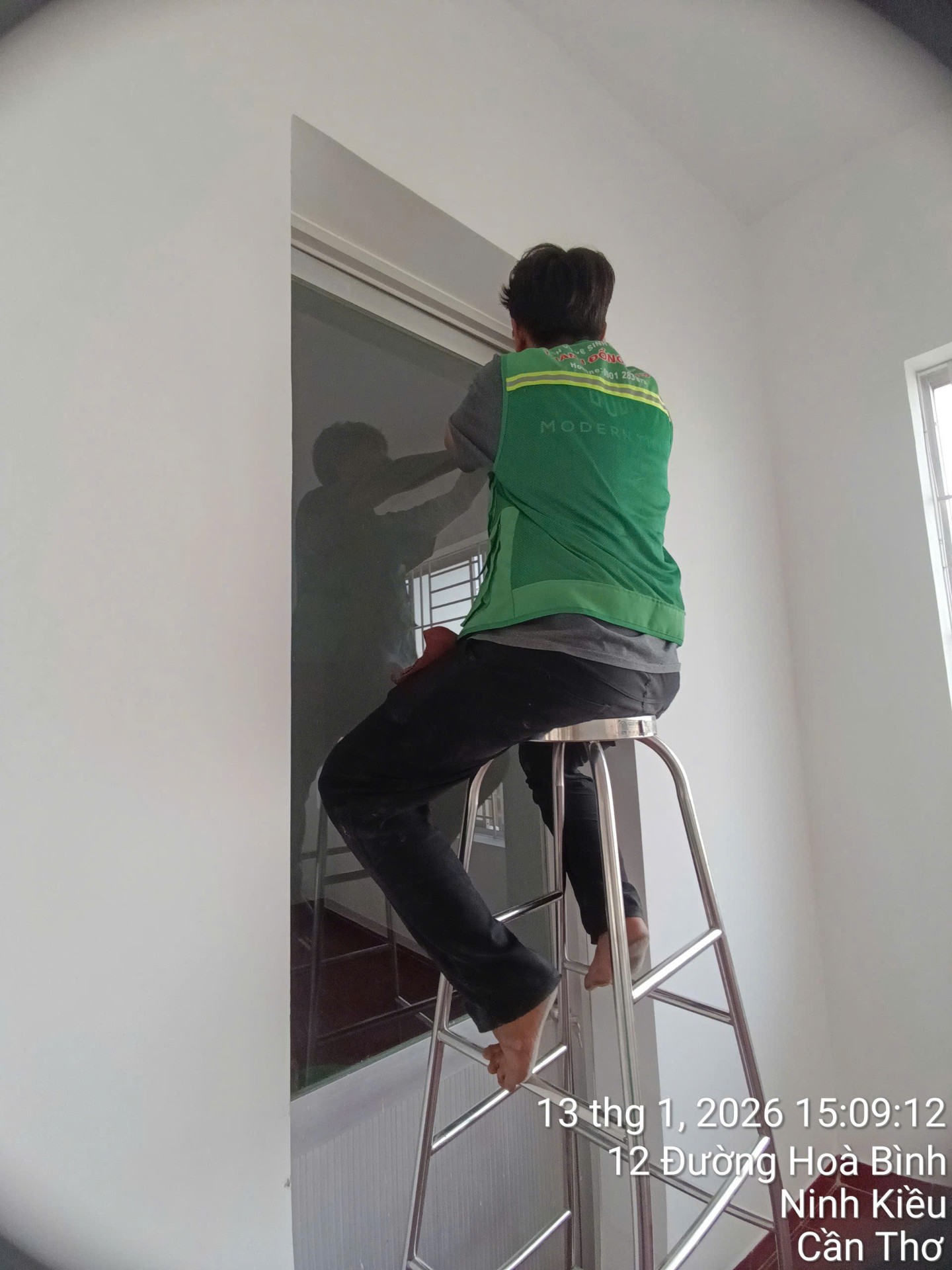 Nhân viên Thành Đồng Group vệ sinh kính trên cao tại đường Hoà Bình, Ninh Kiều, Cần Thơ
